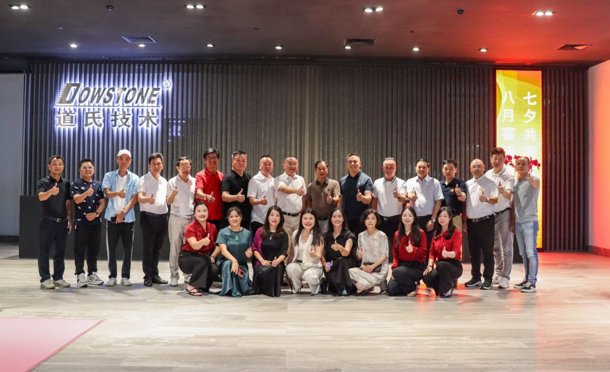 强强团结，，，，，同谋新篇！新明珠集团董事长叶德林莅临海洋之神590官网入口手艺总部，，，，，共商合作新未来